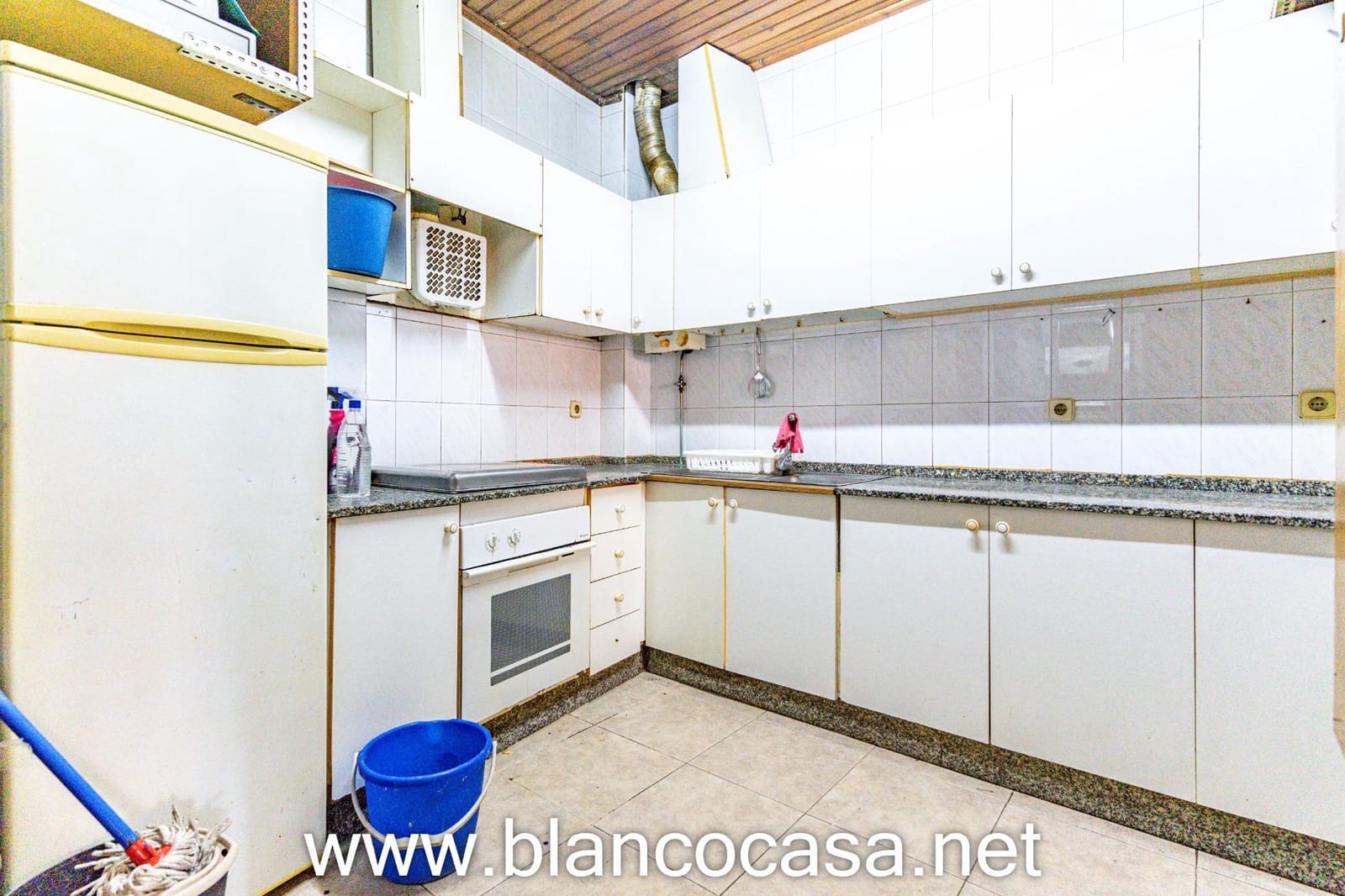 Commercieel te koop in Carballo - € 59.900 (Ref: 9383480)