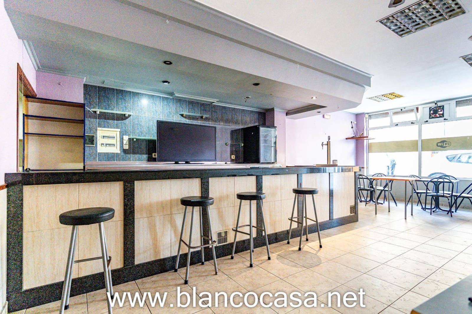 Commercieel te koop in Carballo - € 59.900 (Ref: 9383480)