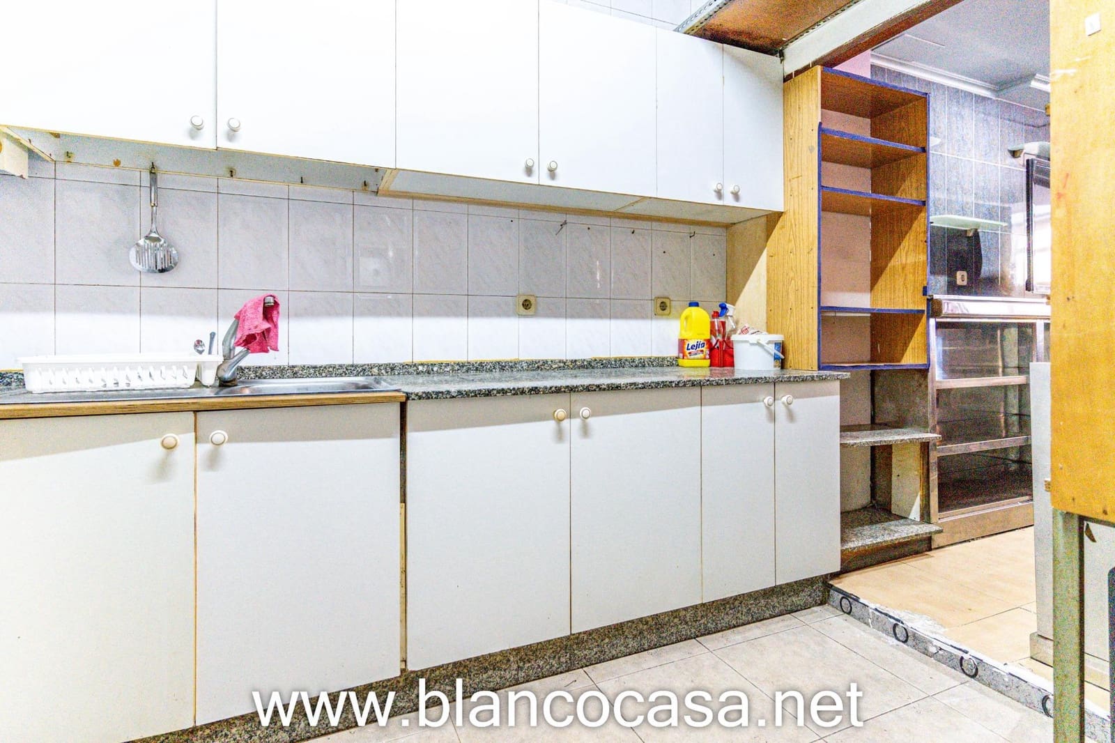 Commercieel te koop in Carballo - € 59.900 (Ref: 9383480)