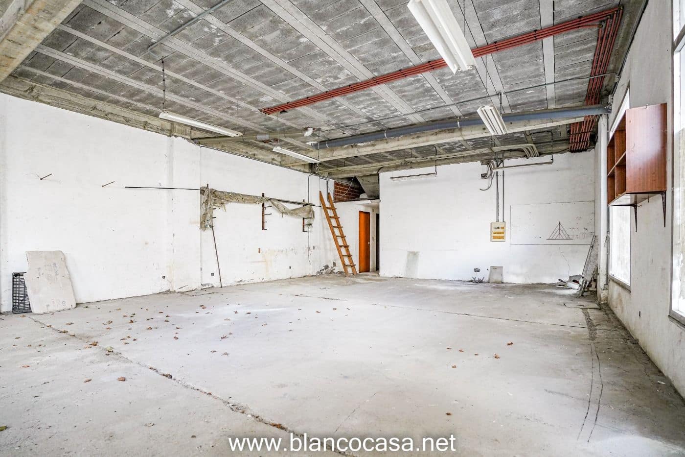 Commercial for rent in Carballo - € 350 (Ref: 9383491)