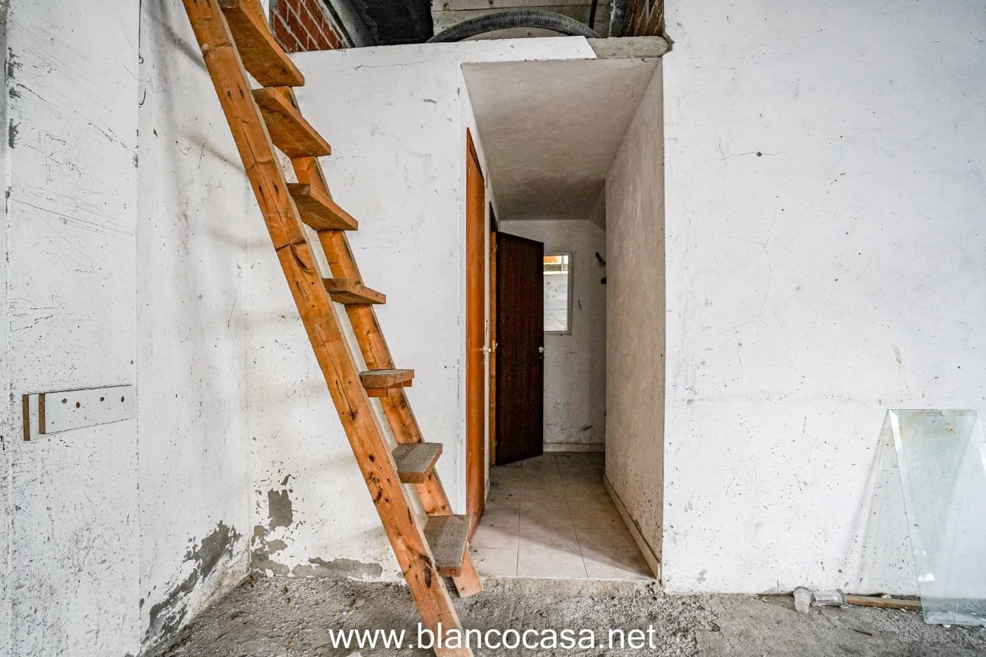 Commercial for rent in Carballo - € 350 (Ref: 9383491)