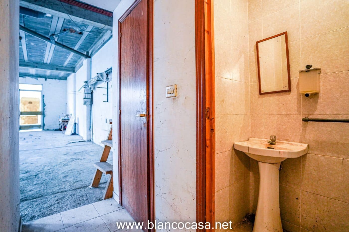 Commercial for rent in Carballo - € 350 (Ref: 9383491)