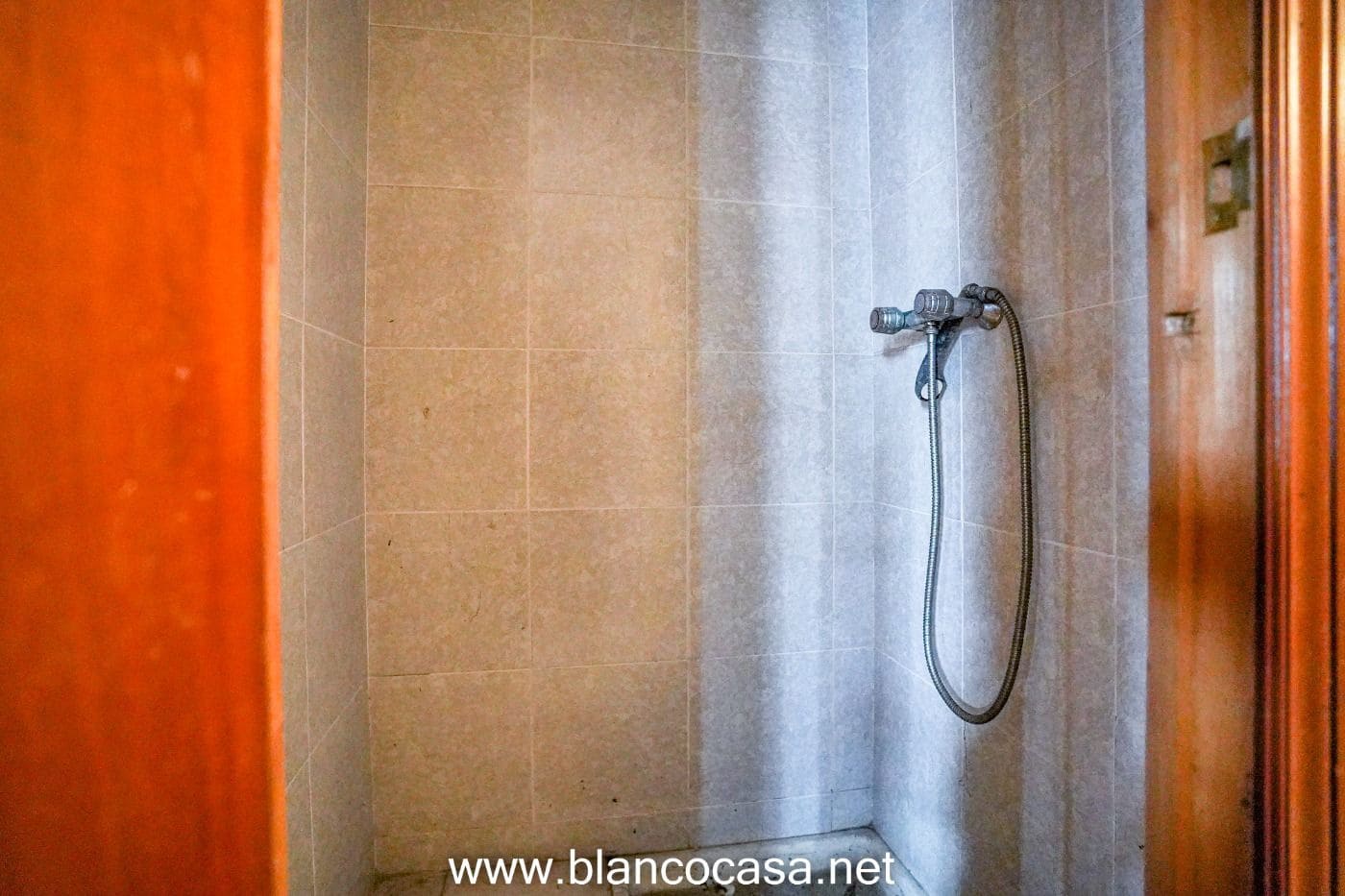 Commercial for rent in Carballo - € 350 (Ref: 9383491)