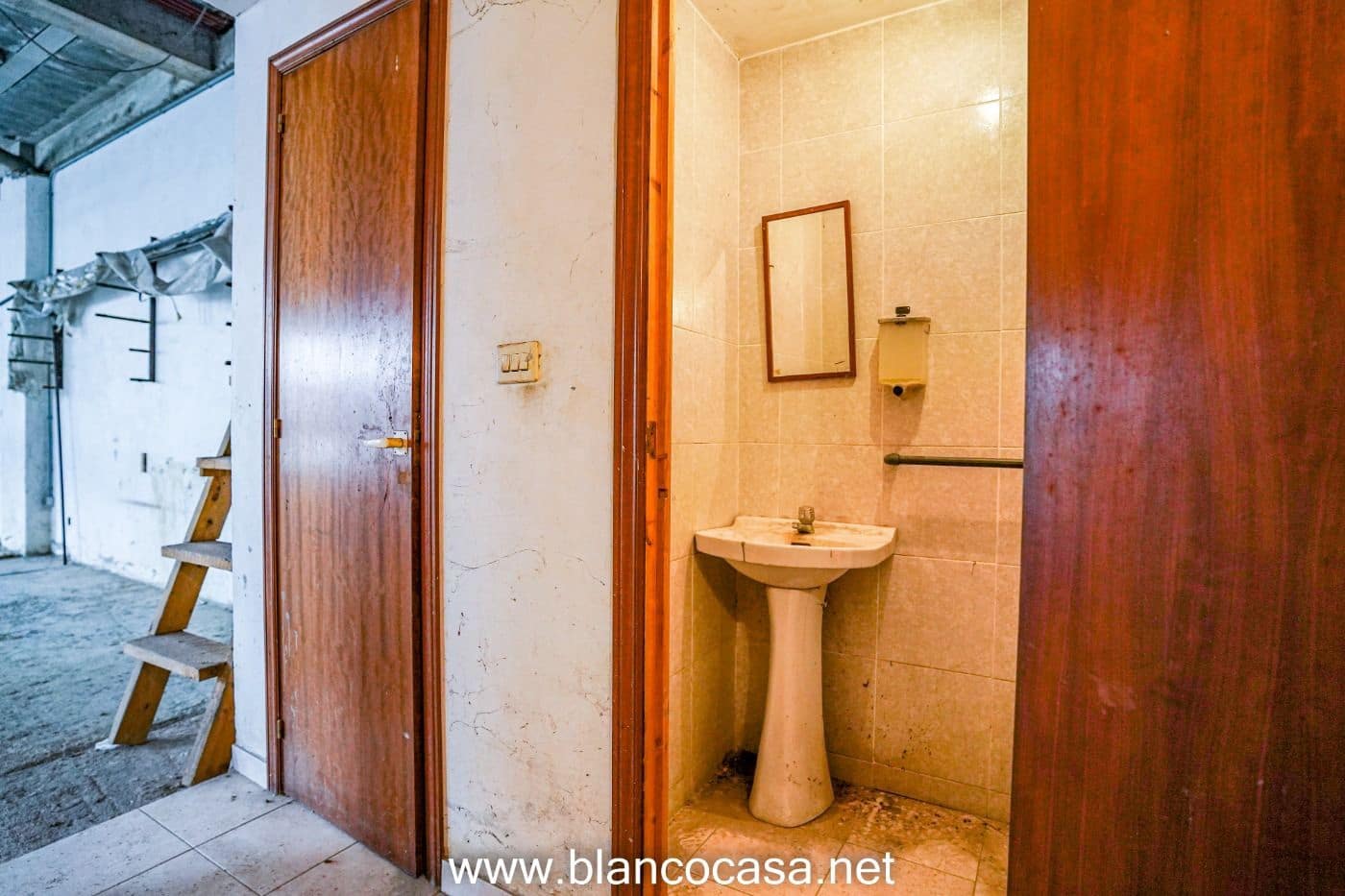 Commercial for rent in Carballo - € 350 (Ref: 9383491)