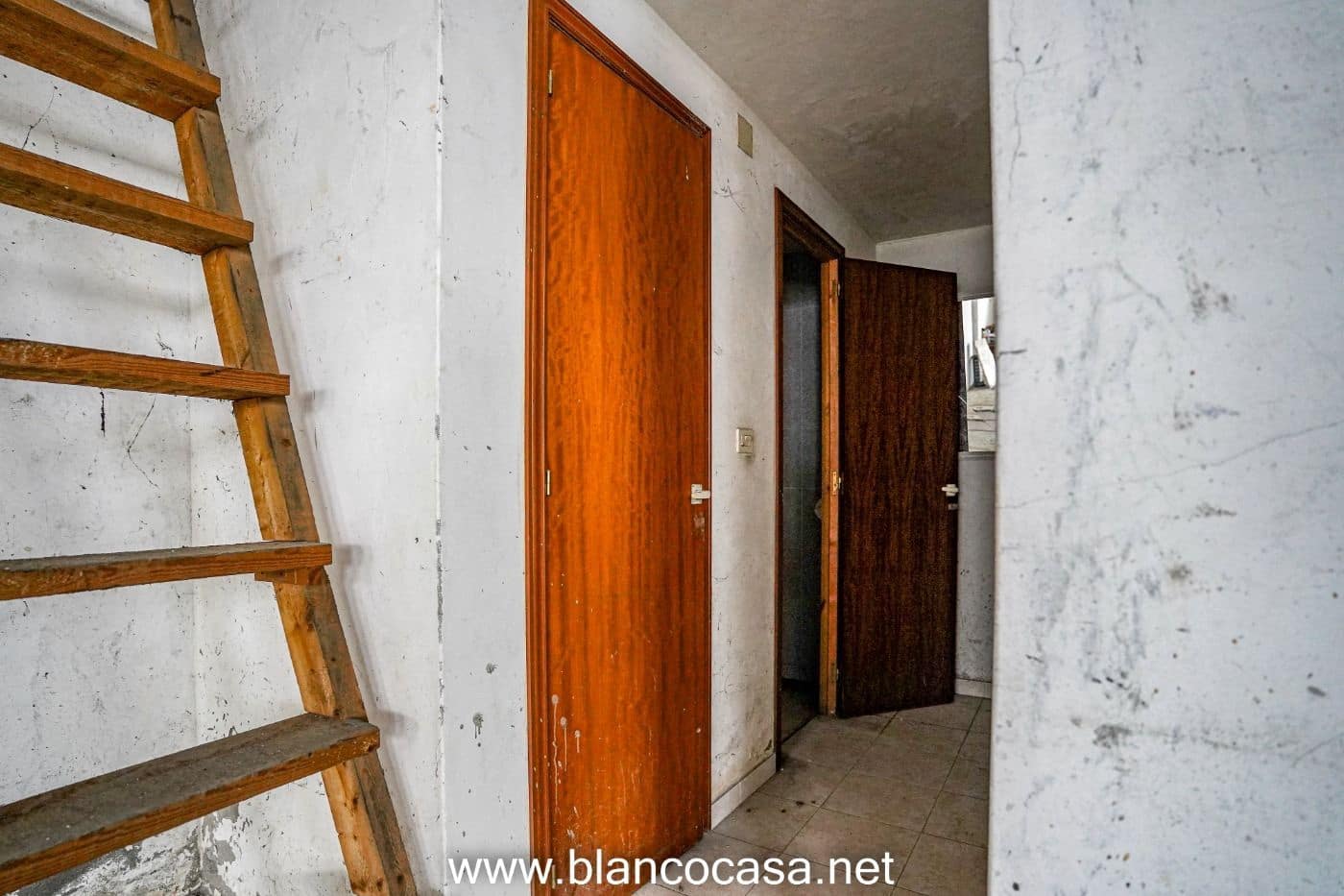 Commercial for rent in Carballo - € 350 (Ref: 9383491)