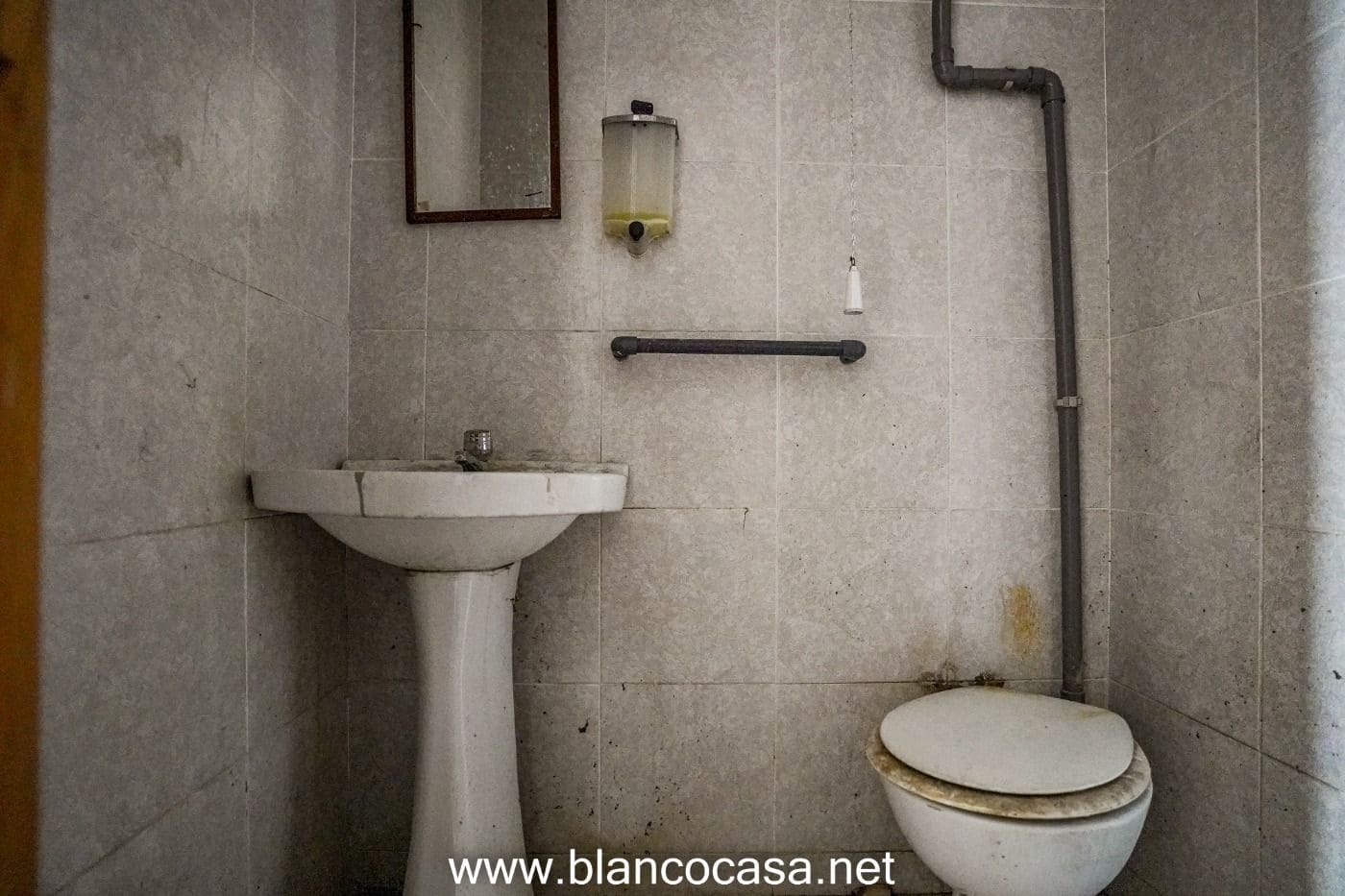 Commercial for rent in Carballo - € 350 (Ref: 9383491)