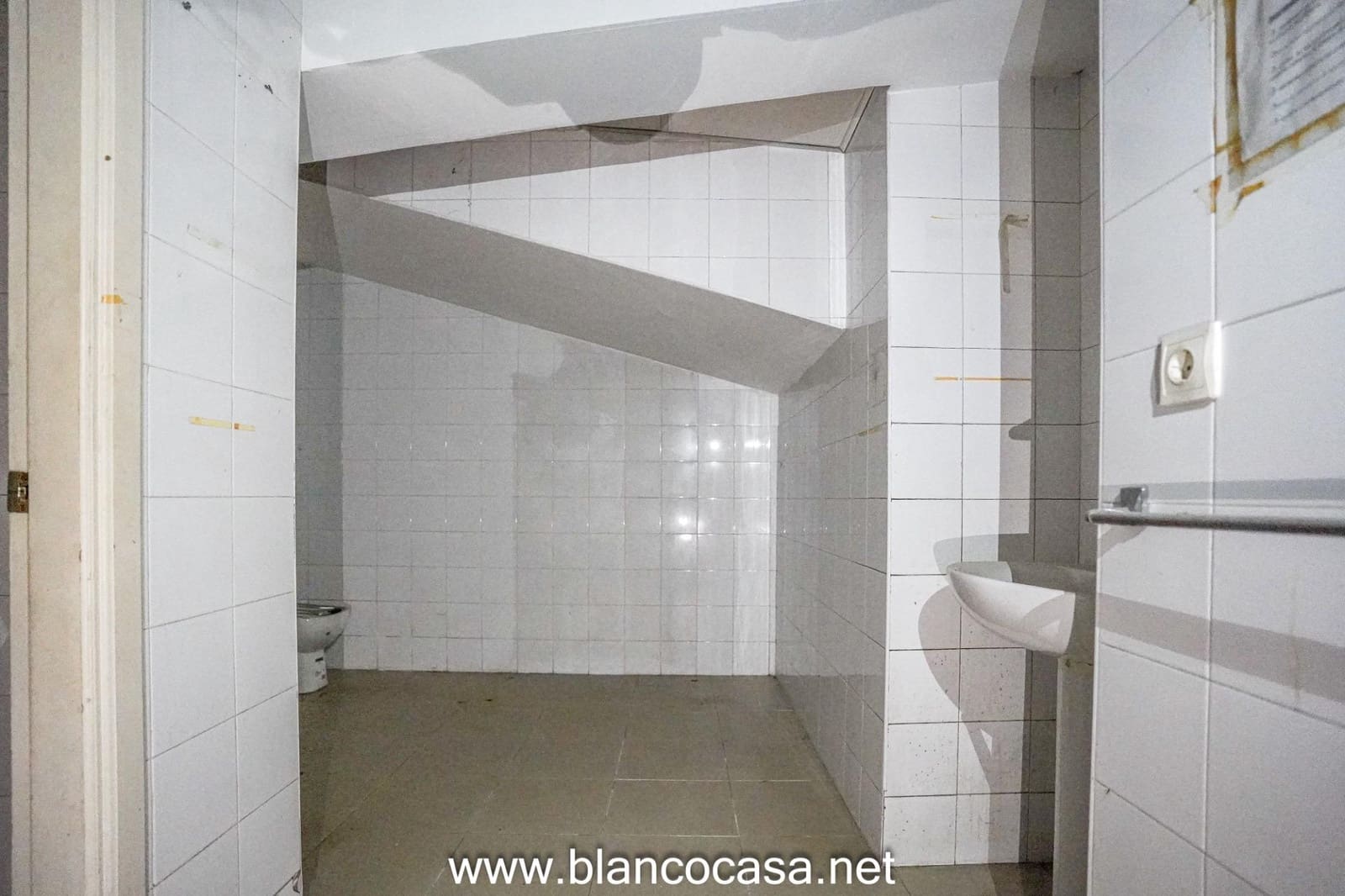 Commercieel te koop in Carballo - € 350.000 (Ref: 9383493)