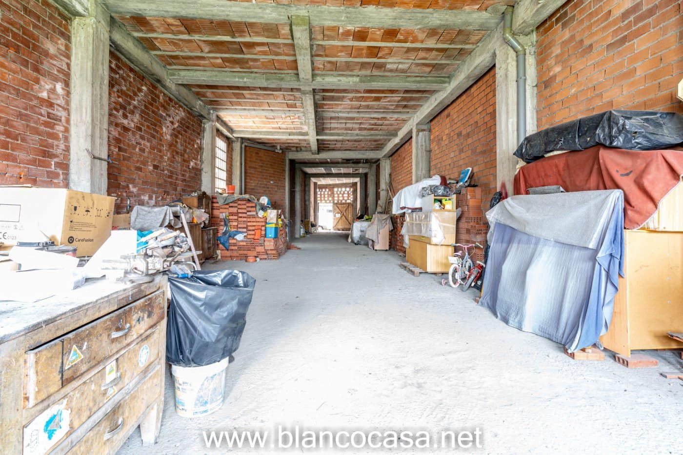 Commercieel te koop in Carballo met garage - € 70.000 (Ref: 9383496)