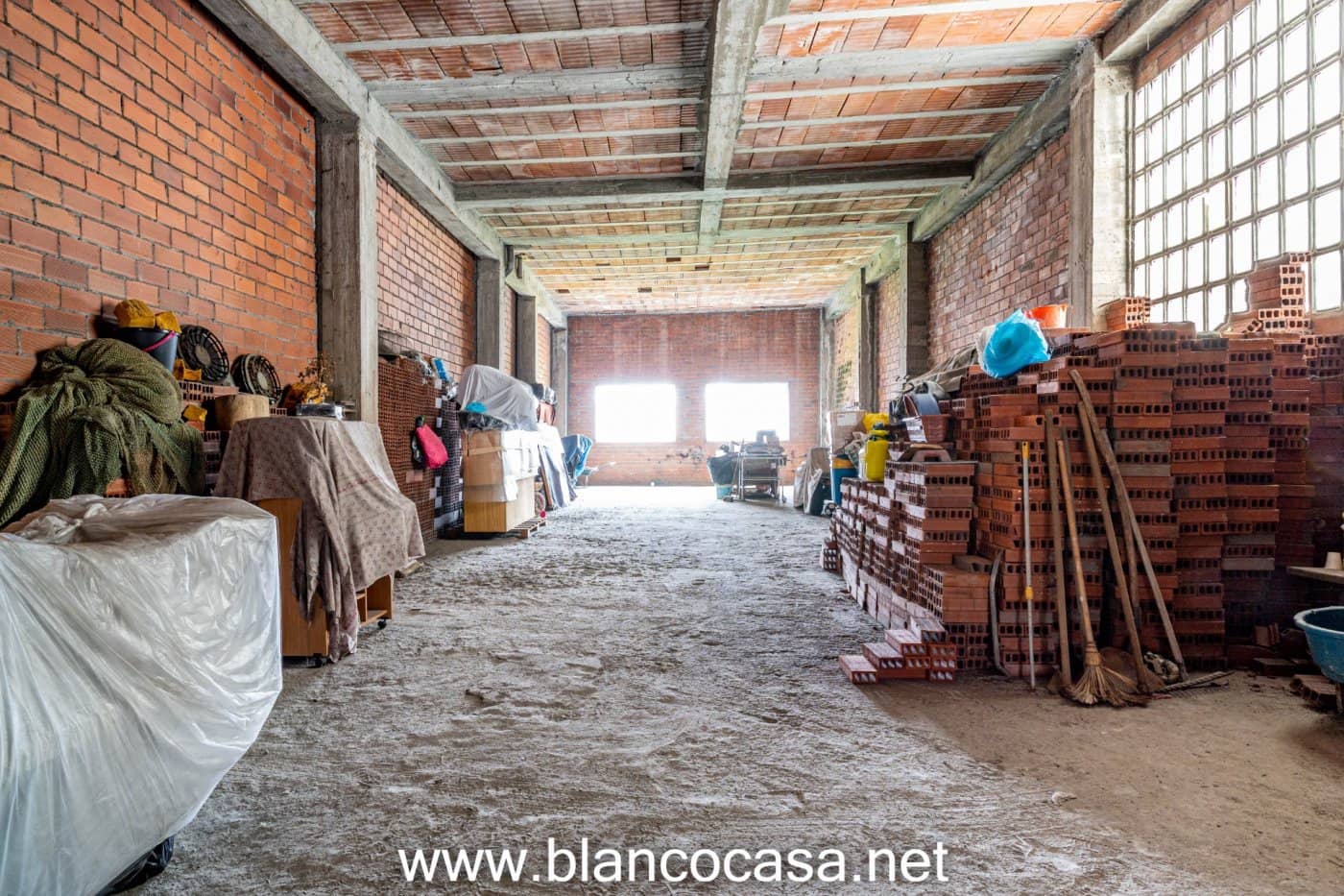 Commercieel te koop in Carballo met garage - € 70.000 (Ref: 9383496)