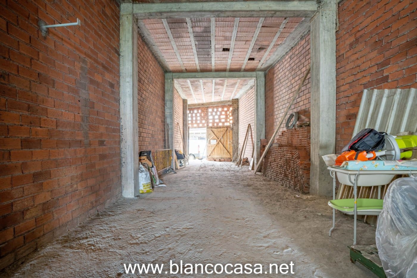 Commercieel te koop in Carballo met garage - € 70.000 (Ref: 9383496)