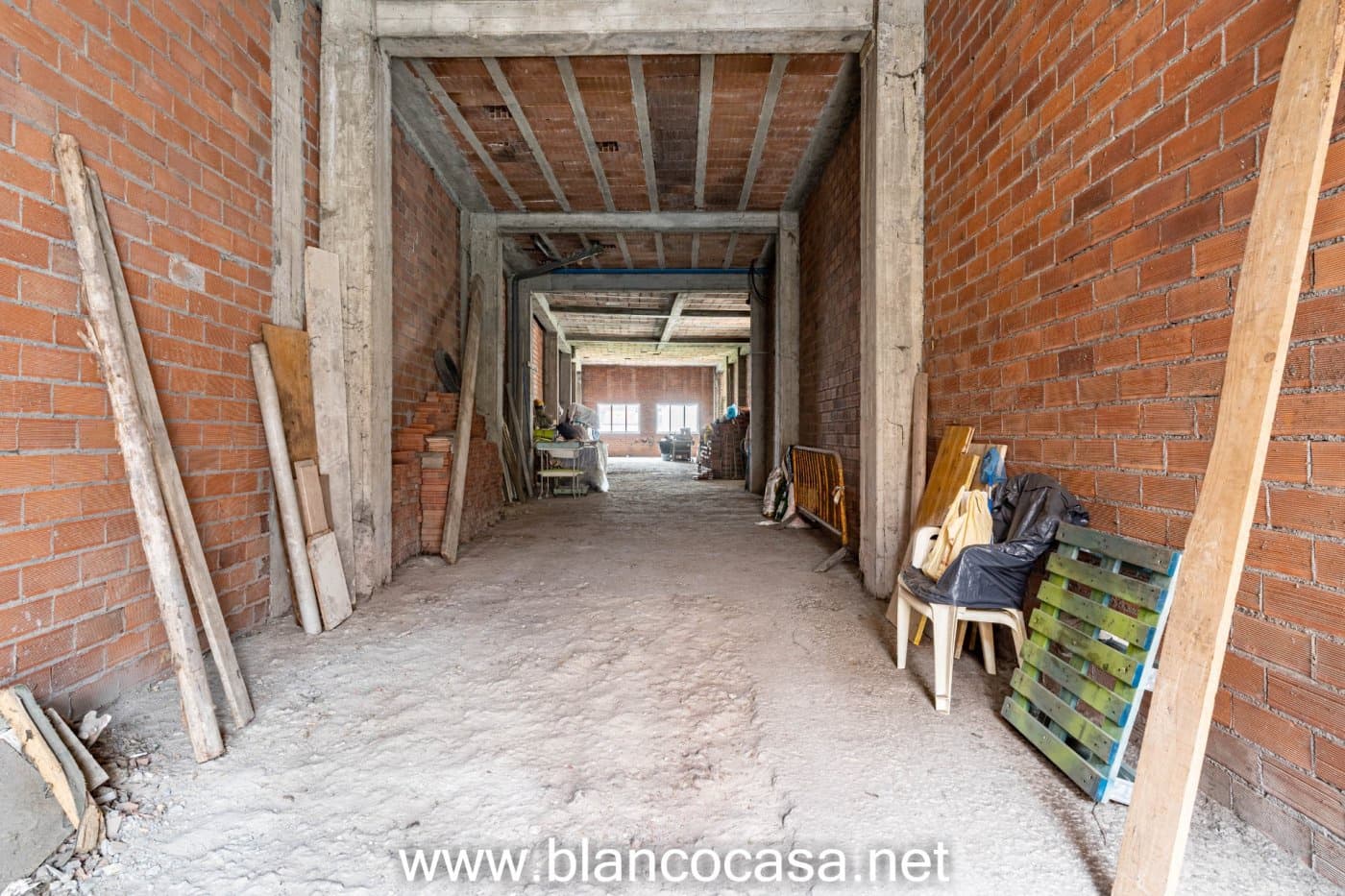 Commercieel te koop in Carballo met garage - € 70.000 (Ref: 9383496)