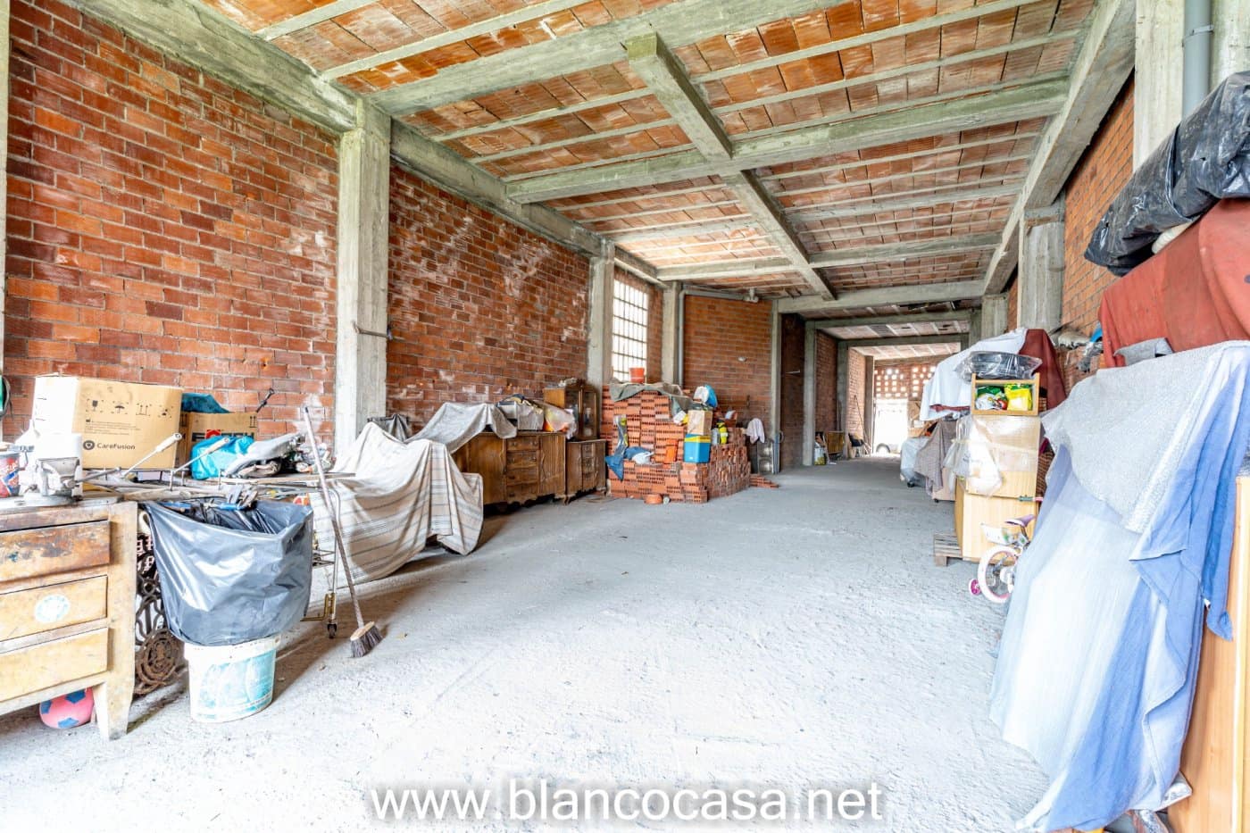 Commercieel te koop in Carballo met garage - € 70.000 (Ref: 9383496)