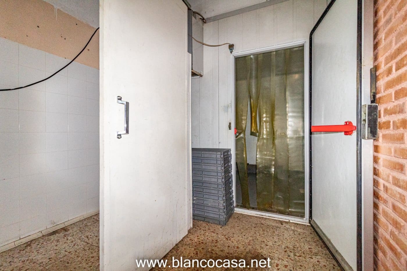 Erhverv til leje i Carballo - € 900 (Ref: 9383502)