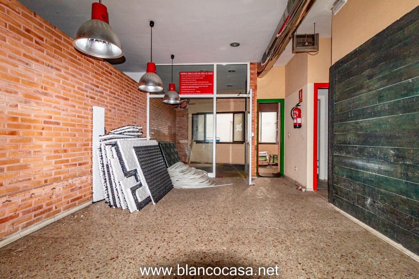 Erhverv til leje i Carballo - € 900 (Ref: 9383502)