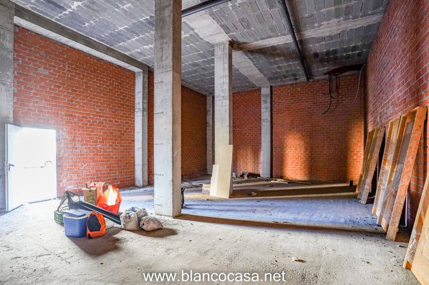 Kommersiell att hyra i Carballo - 450 € (Ref: 9383509)