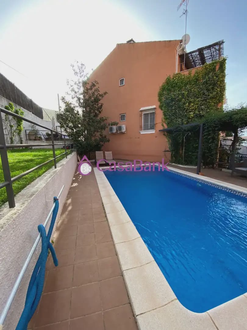 Chalet de 4 habitaciones en Córdoba ciudad en venta con piscina - 365.000 € (Ref: 9904773)