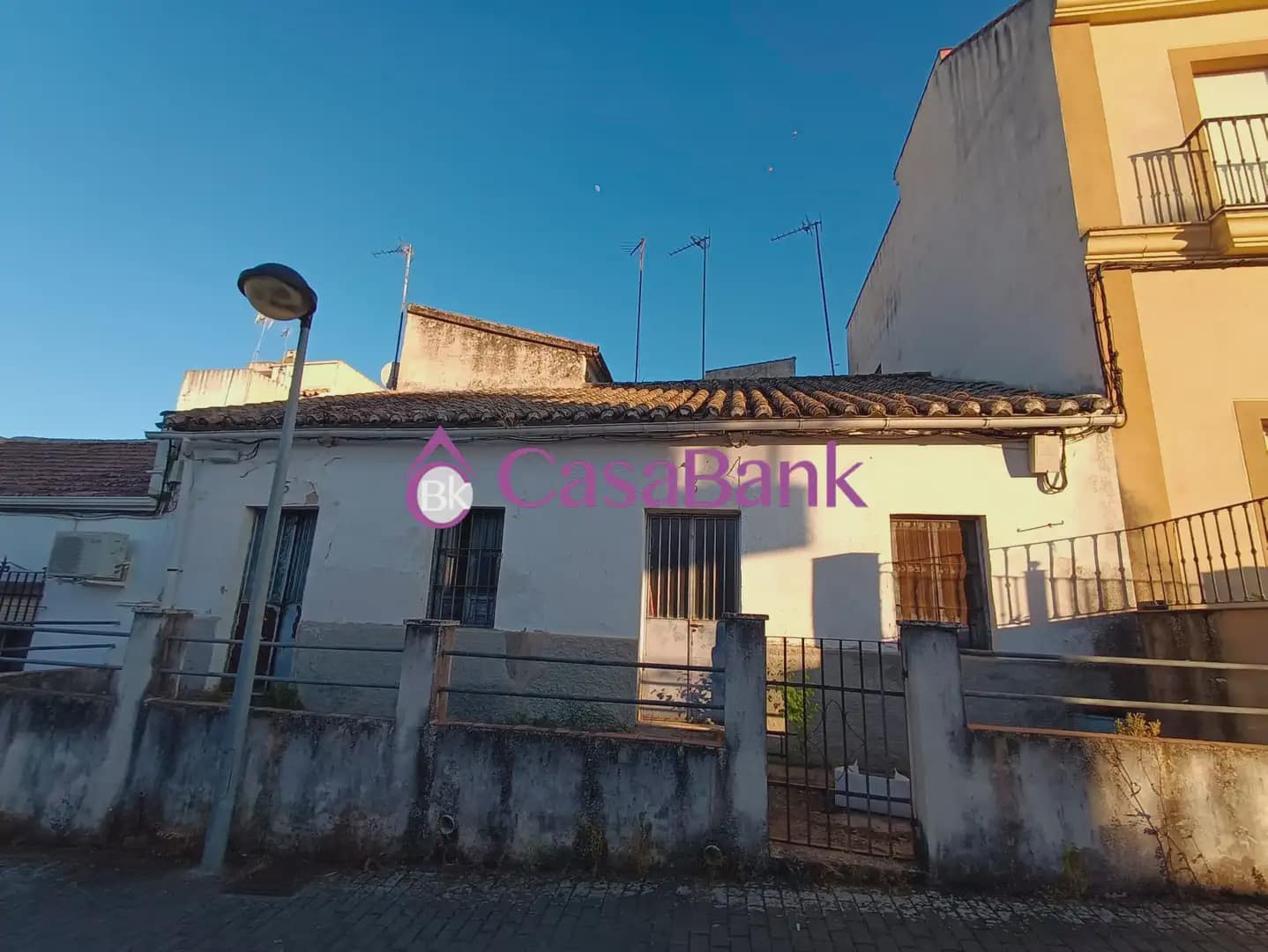 Villa for sale in Cordoba city - € 80,000 (Ref: 9904825)