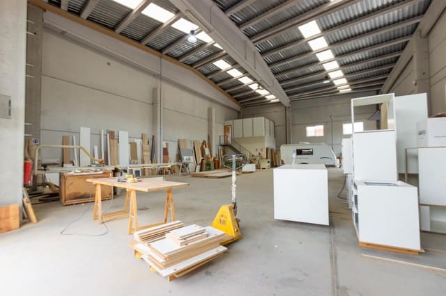 Business for sale in Bigastro - € 650,000 (Ref: 9379428)