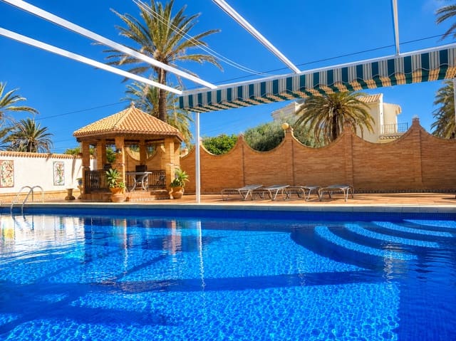 Chalet de 8 habitaciones en Cabo Roig, Orihuela en venta con piscina garaje - 1.490.000 € (Ref: 9959391)
