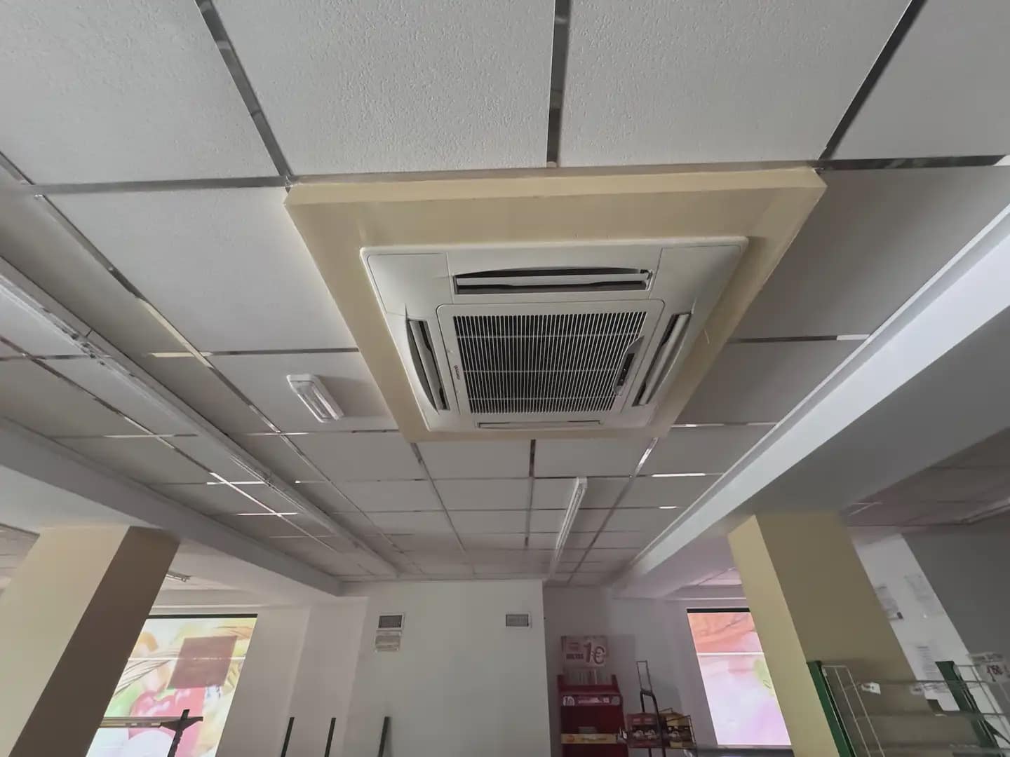 Kaupallinen myytävänä paikassa Villena - 71 000 € (Ref: 9773489)