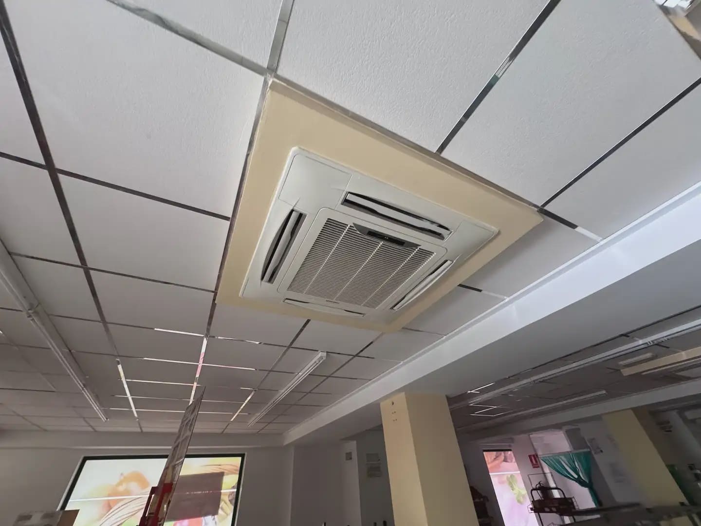 Kaupallinen myytävänä paikassa Villena - 71 000 € (Ref: 9773489)