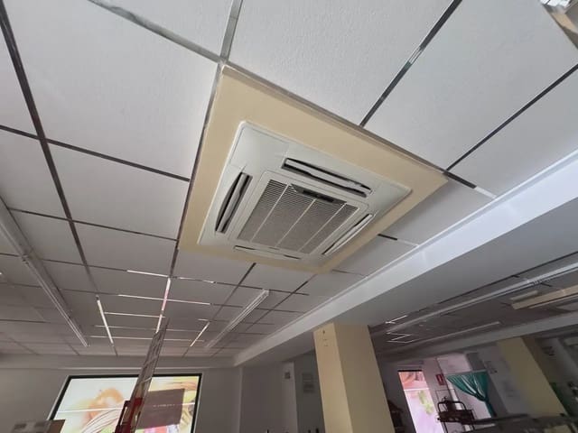 Kaupallinen myytävänä paikassa Villena - 71 000 € (Ref: 9773489)