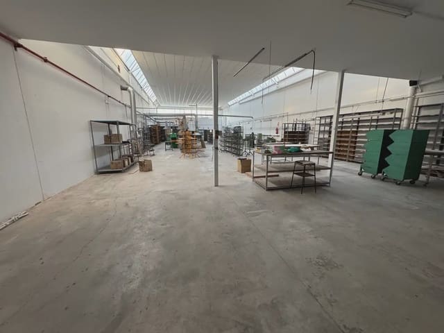 Kaupallinen myytävänä paikassa Villena - 300 000 € (Ref: 9773499)