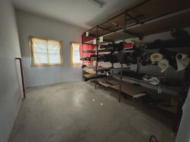 Kaupallinen myytävänä paikassa Villena - 300 000 € (Ref: 9773499)