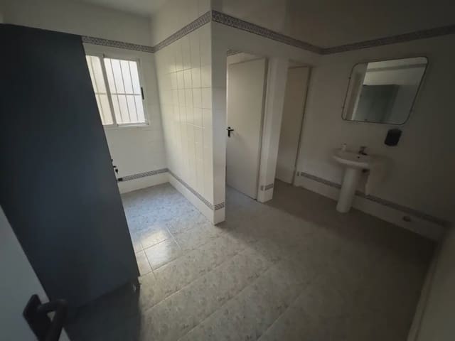 Kaupallinen myytävänä paikassa Villena - 300 000 € (Ref: 9773499)