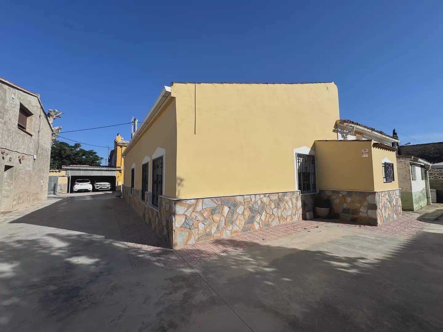 6 bedroom Villa for sale in Villena with garage - € 169,000 (Ref: 9773521)