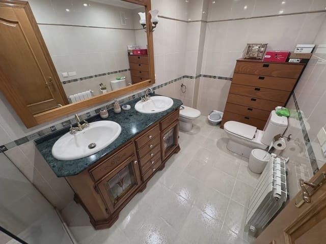 4 makuuhuone Kattohuoneisto myytävänä paikassa Villena mukana 
autotalli - 179 000 € (Ref: 9773536)