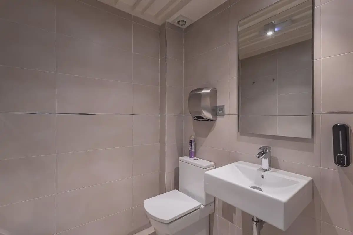 Local Comercial en Granada ciudad en venta - 495.000 € (Ref: 9836873)