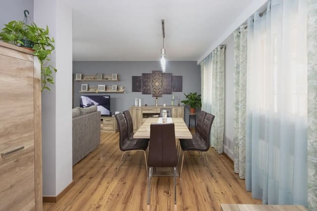 Kjedet enebolig til salgs i La Zubia med svømmebasseng garasje - € 375 000 (Ref: 9836874)