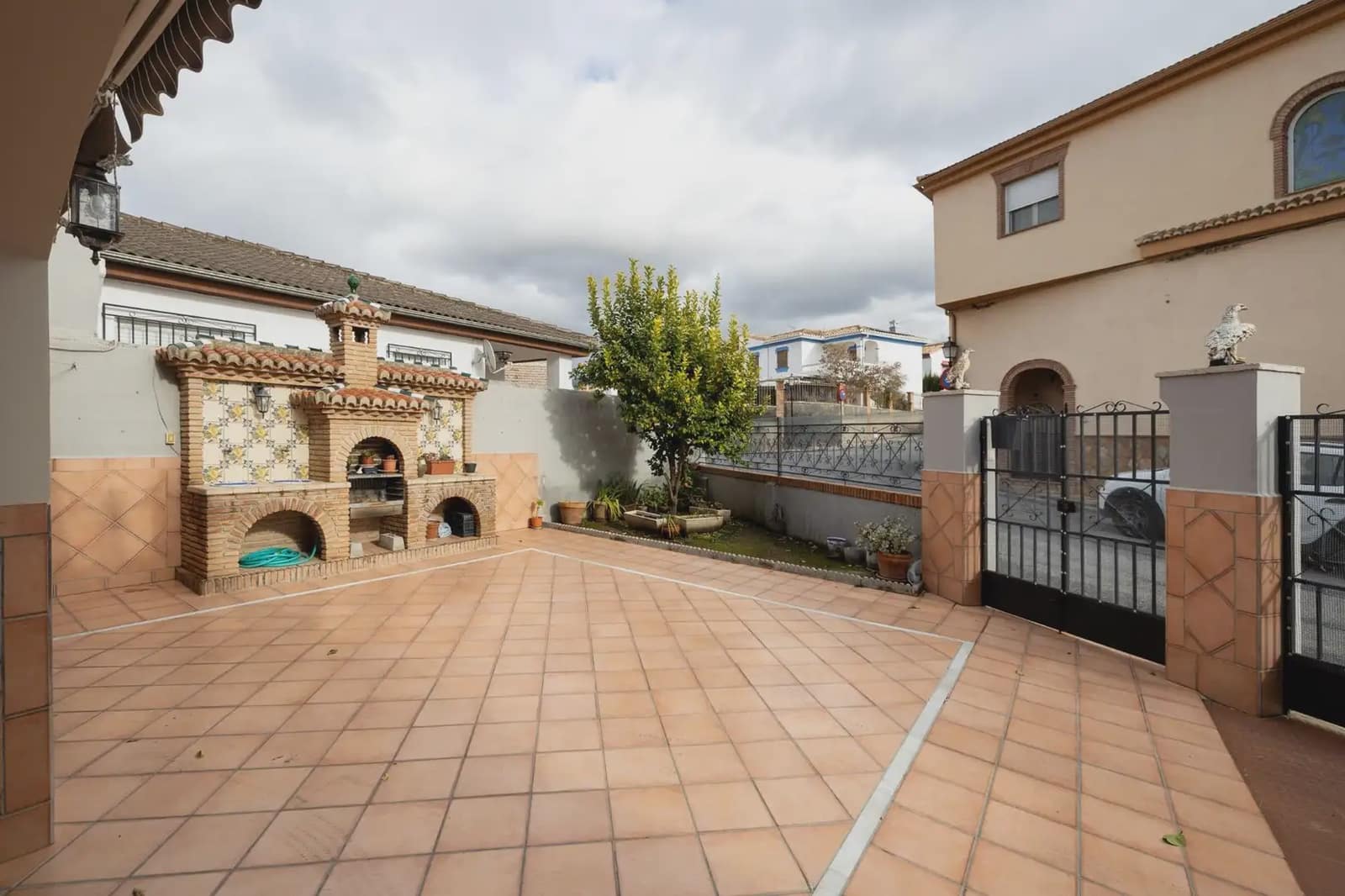 Semi-detached Villa for sale in La Zubia with pool garage - € 375,000 (Ref: 9836874)