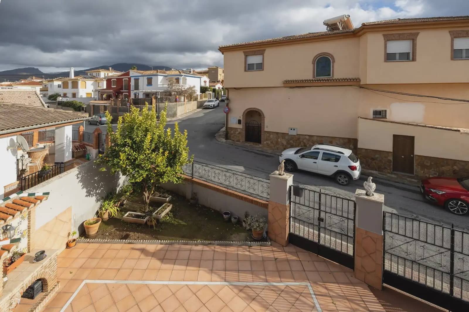 Semi-detached Villa for sale in La Zubia with pool garage - € 375,000 (Ref: 9836874)