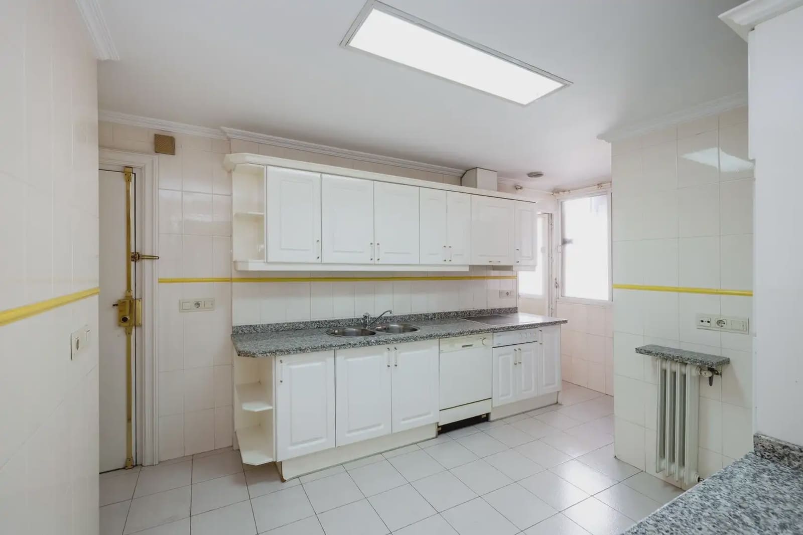Flat for sale in Granada city with garage - € 398,000 (Ref: 9836876)