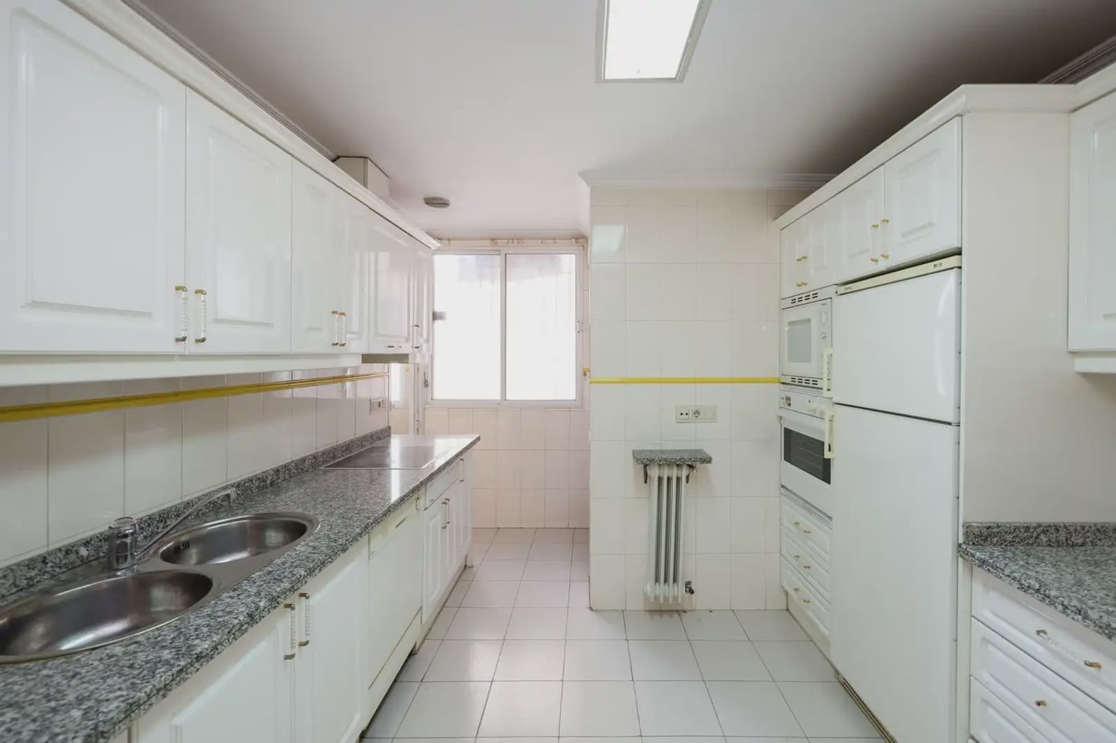 Flat for sale in Granada city with garage - € 398,000 (Ref: 9836876)