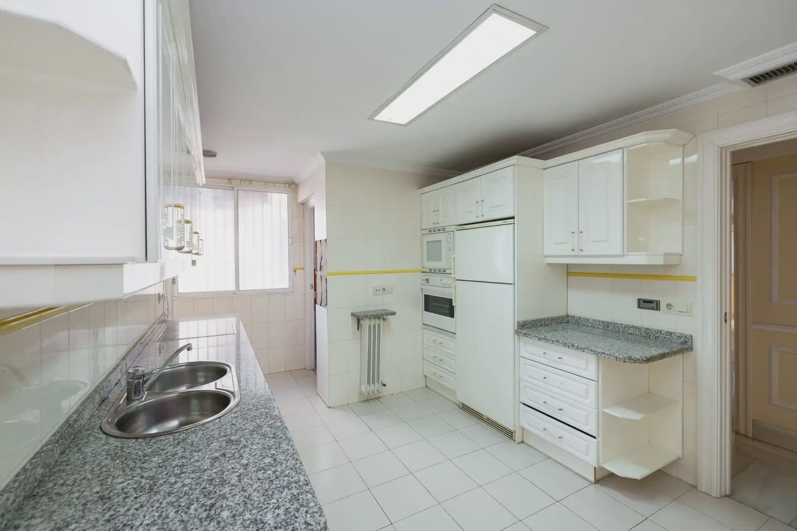 Flat for sale in Granada city with garage - € 398,000 (Ref: 9836876)