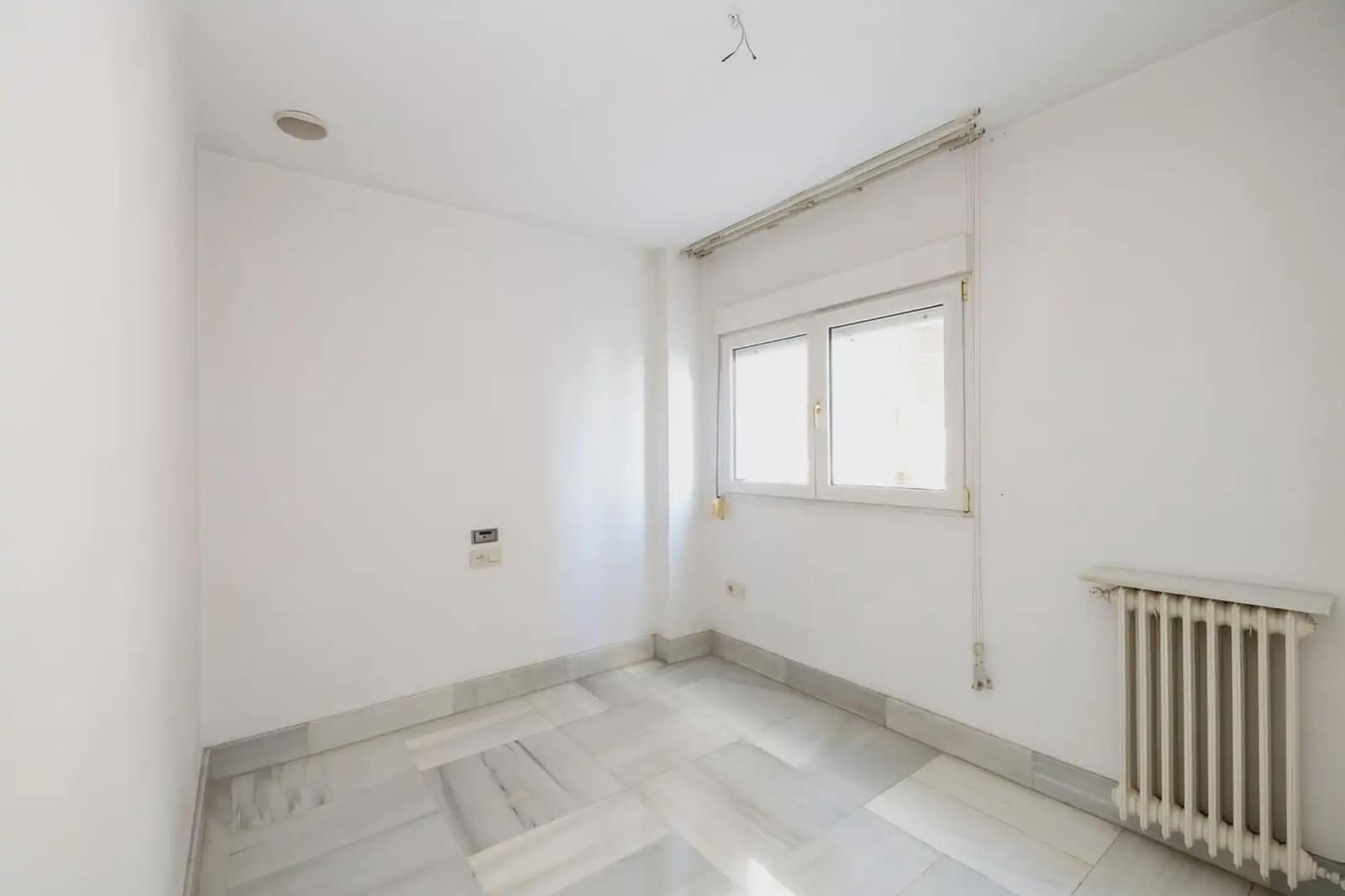 Flat for sale in Granada city with garage - € 398,000 (Ref: 9836876)