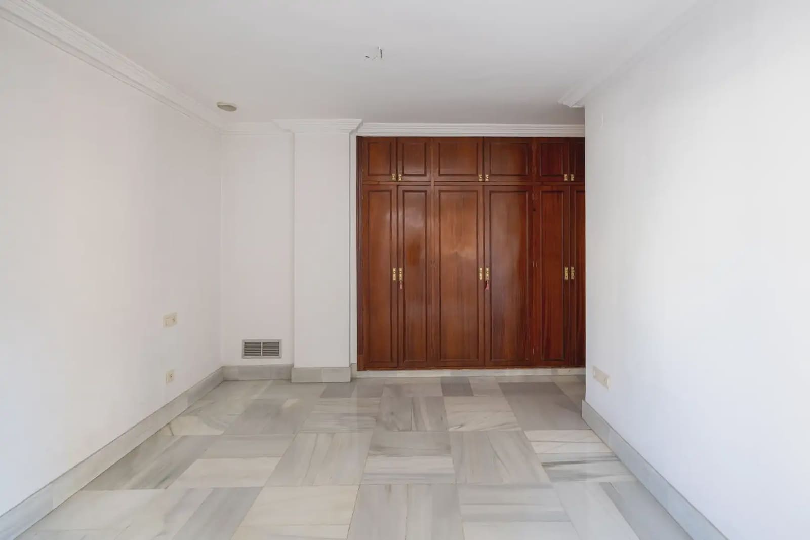 Flat for sale in Granada city with garage - € 398,000 (Ref: 9836876)