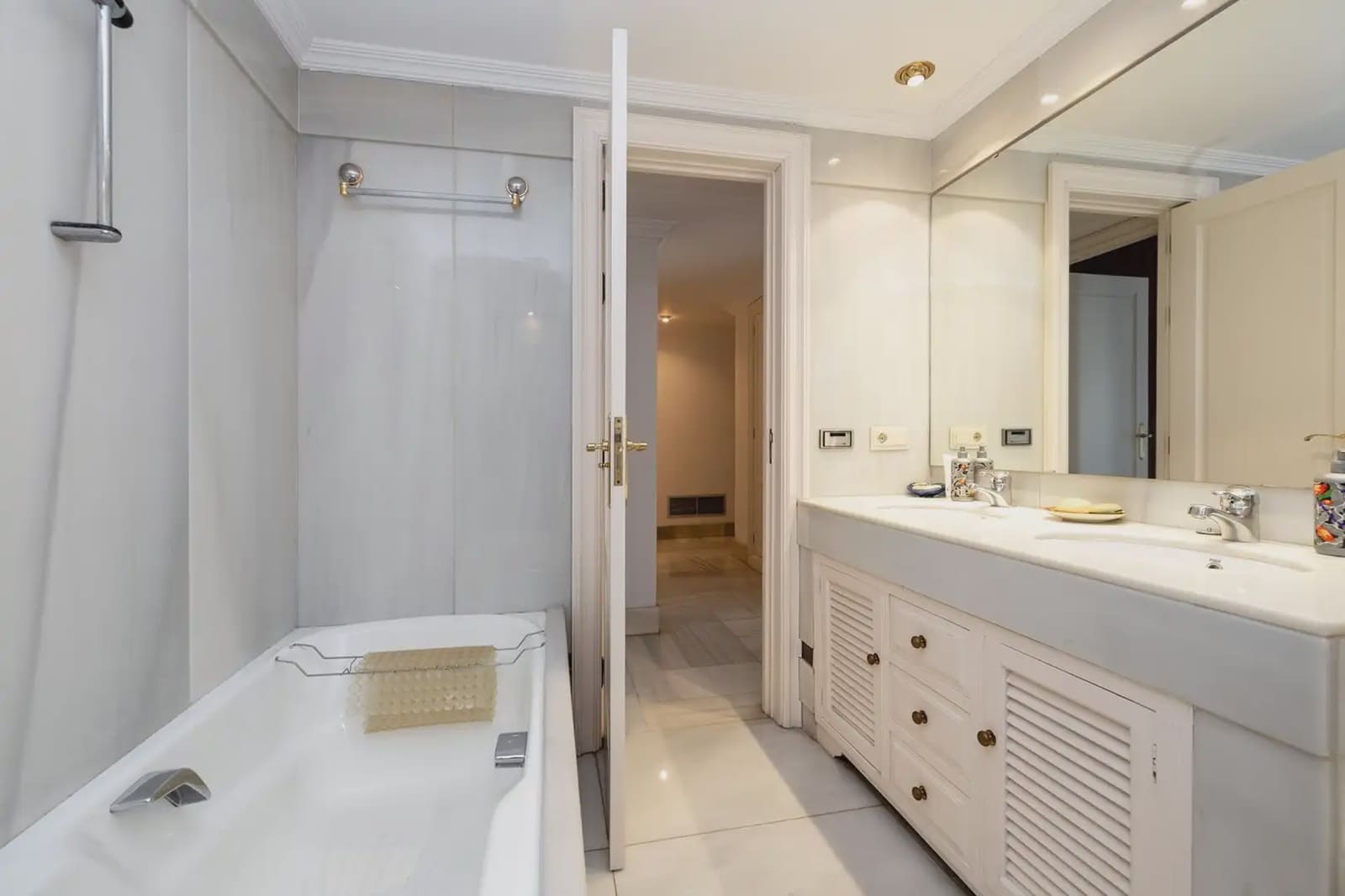 Flat for sale in Granada city with garage - € 398,000 (Ref: 9836876)