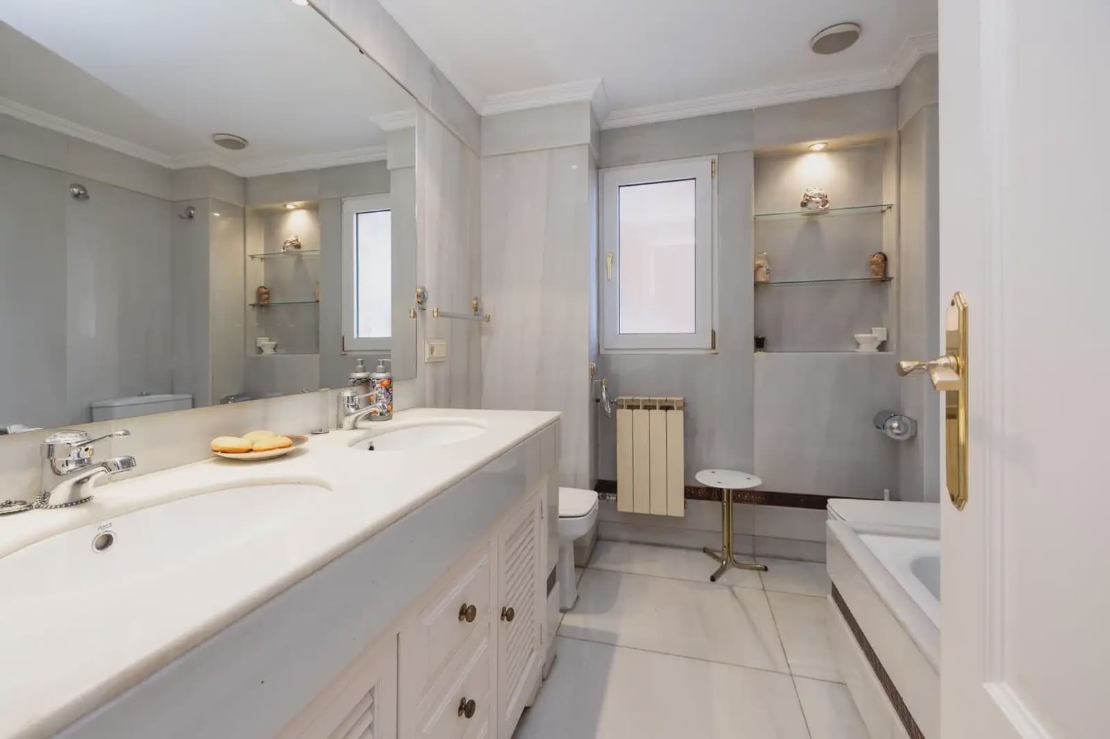 Flat for sale in Granada city with garage - € 398,000 (Ref: 9836876)