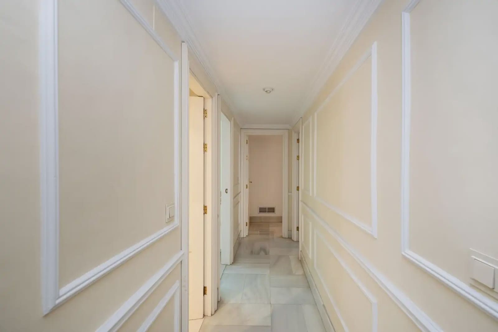 Flat for sale in Granada city with garage - € 398,000 (Ref: 9836876)