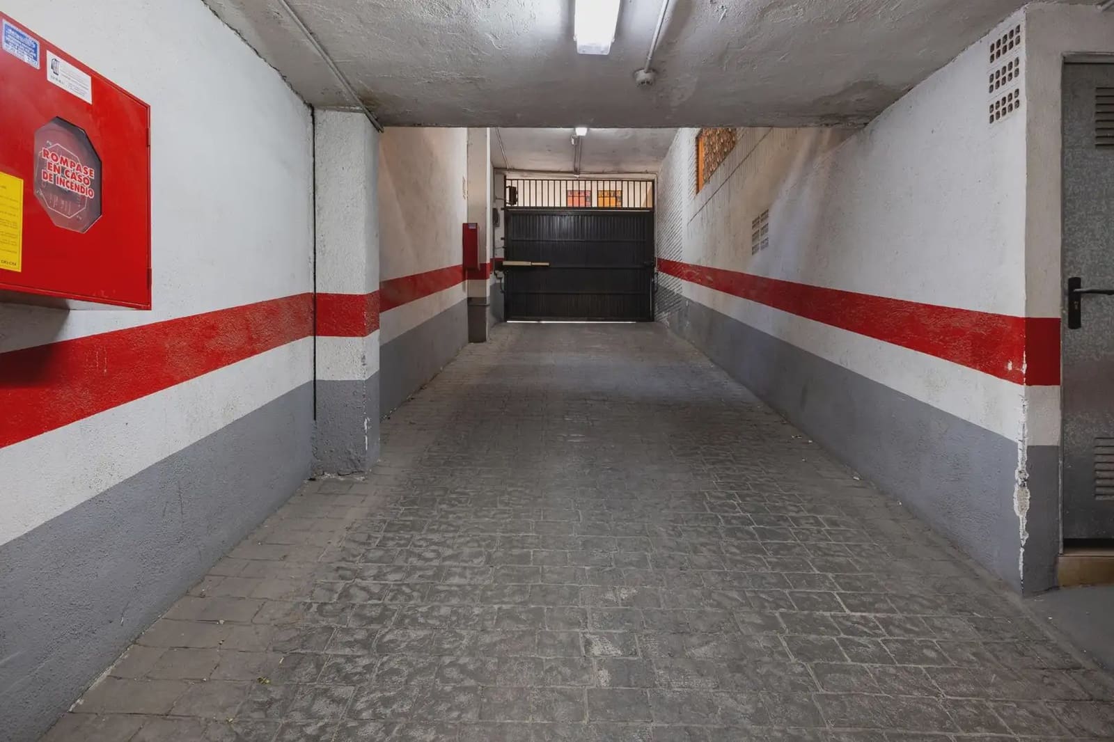 Flat for sale in Granada city with garage - € 398,000 (Ref: 9836876)