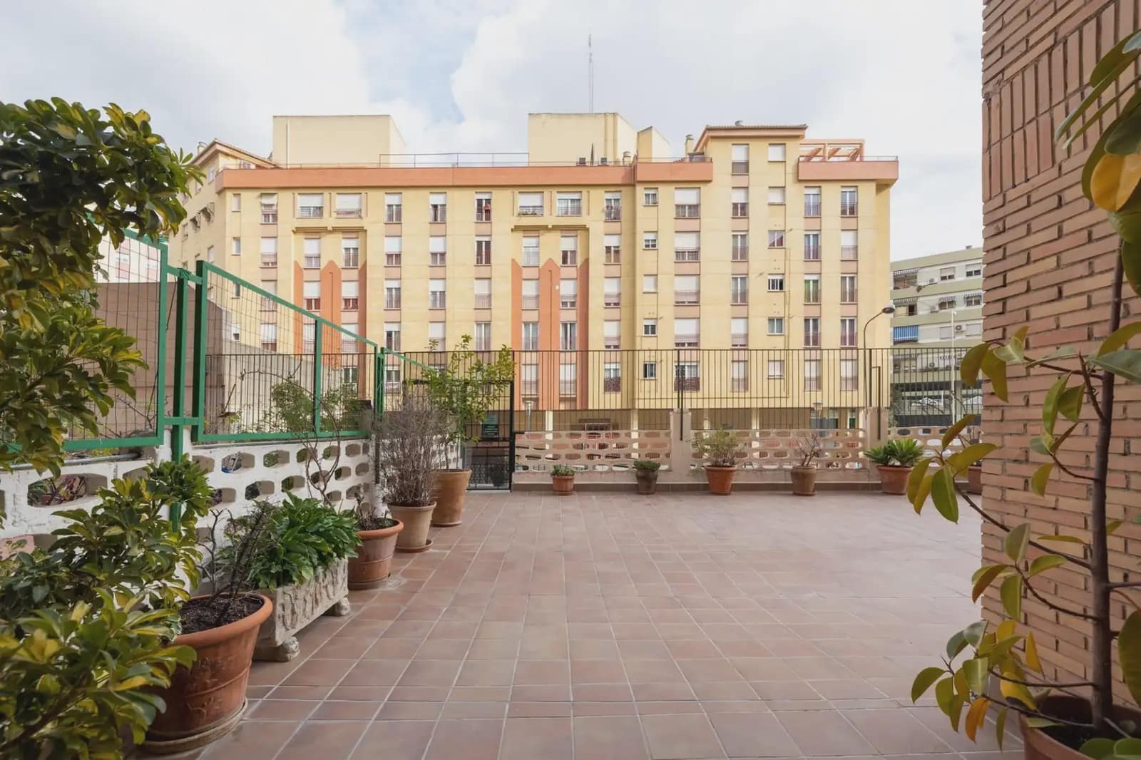 Flat for sale in Granada city with garage - € 398,000 (Ref: 9836876)