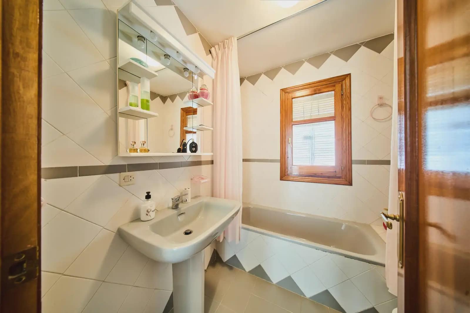4 chambre Villa/Maison à vendre à Otura avec piscine - 345 000 € (Ref: 9836879)