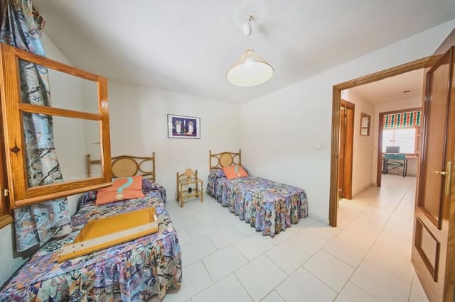 4 chambre Villa/Maison à vendre à Otura avec piscine - 345 000 € (Ref: 9836879)