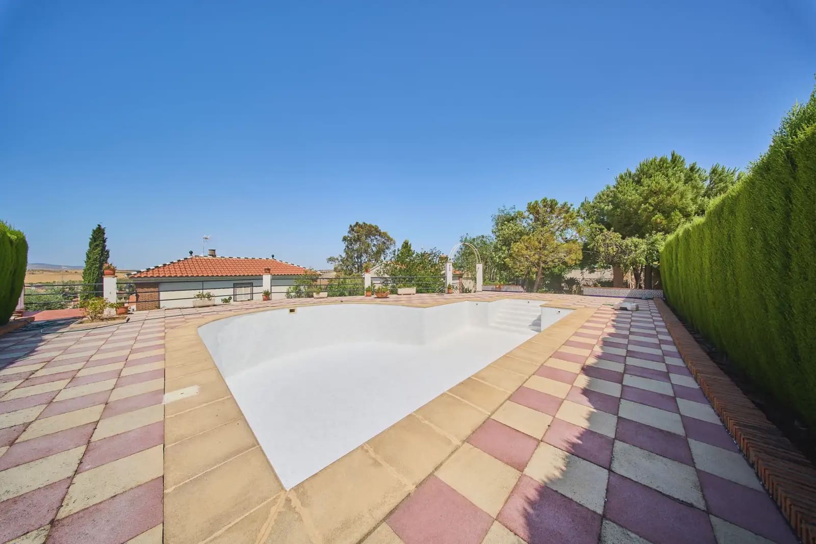 Villa for sale in Otura with pool - € 560,000 (Ref: 9836881)