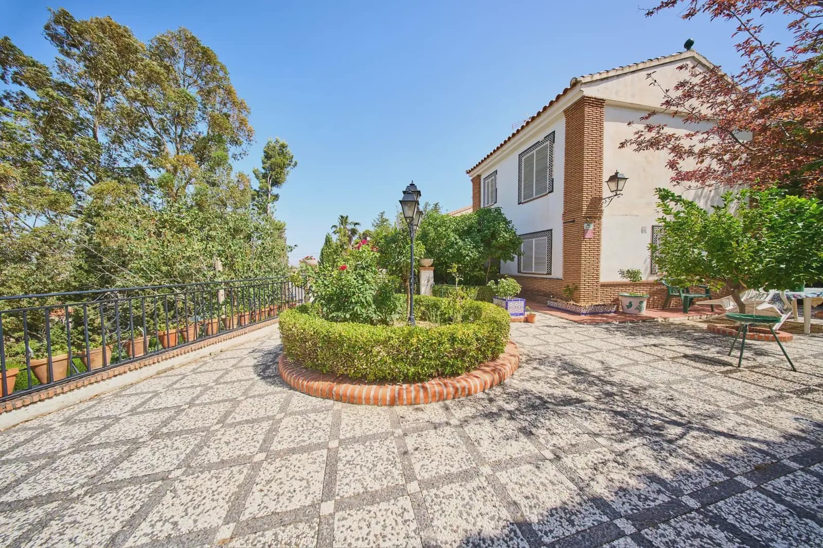Villa for sale in Otura with pool - € 560,000 (Ref: 9836881)