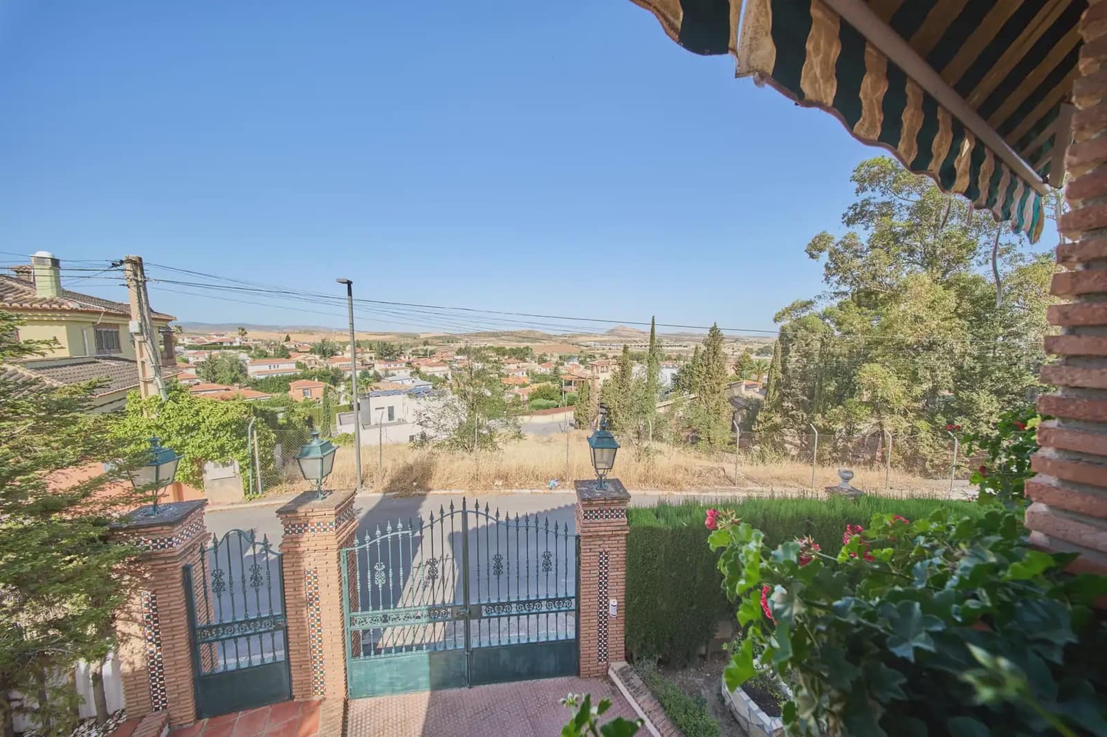 Villa for sale in Otura with pool - € 560,000 (Ref: 9836881)